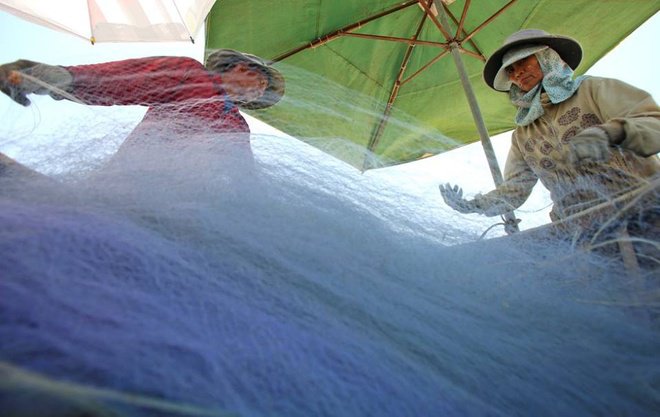 L&agrave;ng Ch&agrave;i b&ecirc;n b&atilde;i Khem: Con đường v&agrave;o b&atilde;i Khem (một b&atilde;i tắm nổi tiếng sau b&atilde;i Sao) đang bị c&agrave;y xới bởi nhiều c&ocirc;ng tr&igrave;nh x&acirc;y dựng nghỉ dưỡng n&ecirc;n cảnh biển v&agrave; b&atilde;i tắm kh&ocirc;ng được nhiều kh&aacute;ch du lịch lựa chọn. Điểm nhấn k&eacute;o ch&acirc;n du kh&aacute;ch đến đ&acirc;y l&agrave; m&oacute;n gỏi c&aacute; tr&iacute;ch v&agrave; l&agrave;ng ch&agrave;i hoang sơ ven bờ biển.